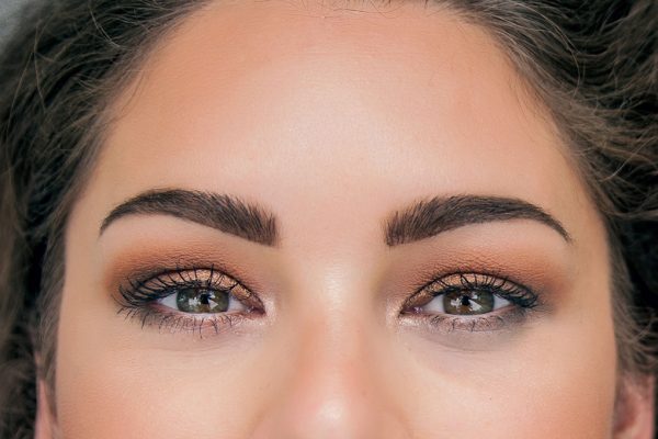 Fjernelse af permanent makeup øjenbryn